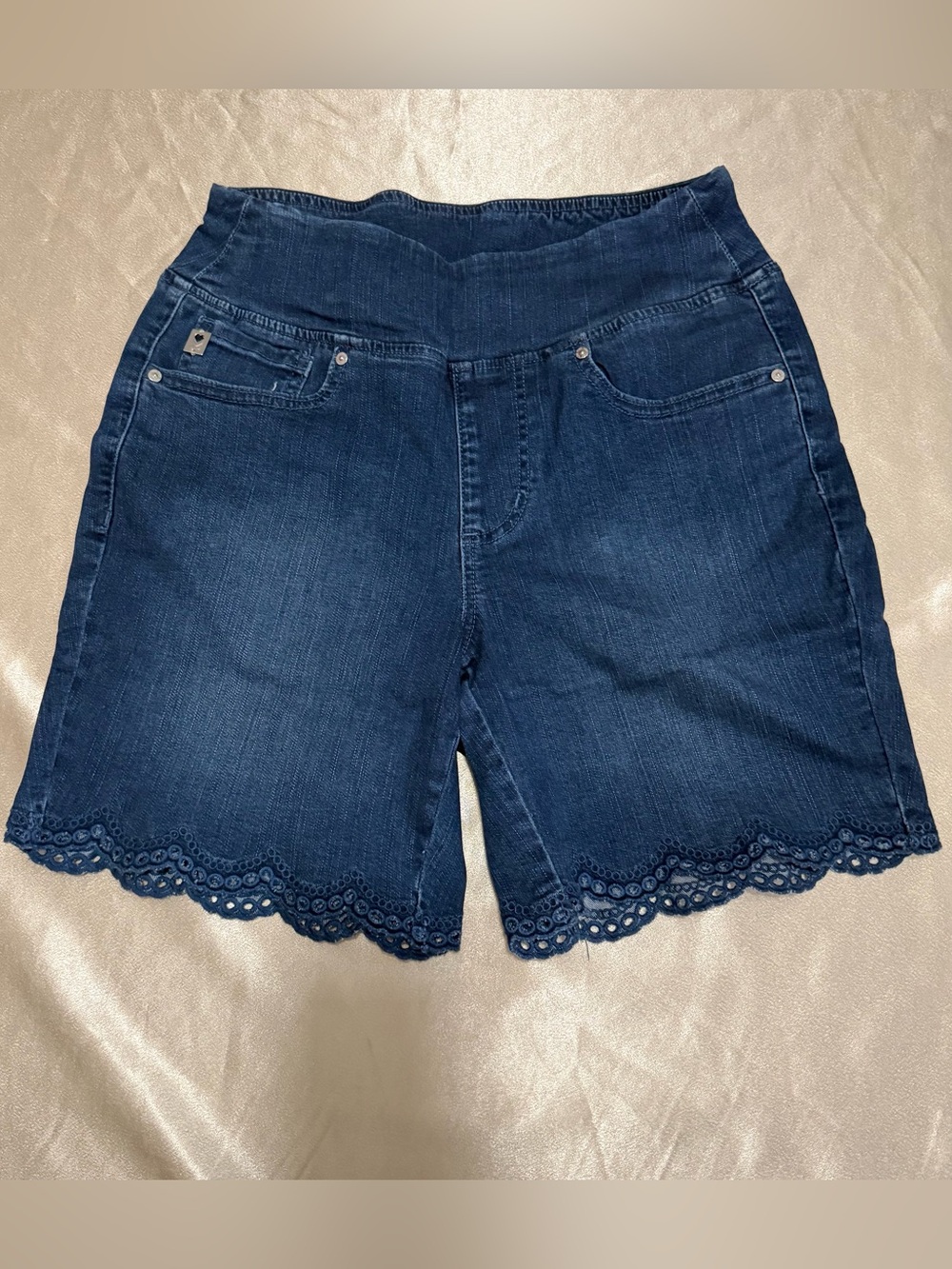 Belle by Kim Gravel TripleLuxe Denim Eyelet Scallop 8-inch Shorts Size 4 Nwot